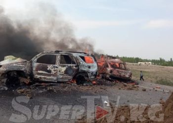 Баткенде 2 унаа сүзүшүп, күйүп кеткен жол кырсык. 2 адам каза болуп, дагы экөө ооруканага жеткирилди