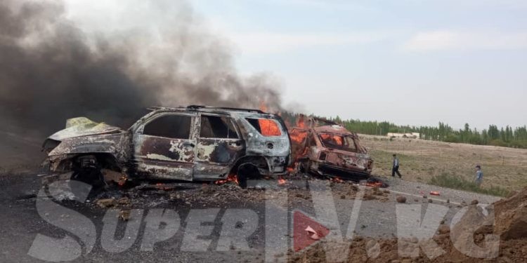 Баткенде 2 унаа сүзүшүп, күйүп кеткен жол кырсык. 2 адам каза болуп, дагы экөө ооруканага жеткирилди