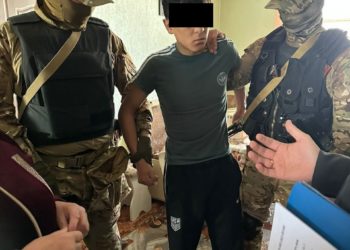 «Принцесса Дури»: Белгисиз жаранды сабап жаткан видео боюнча 3 жаран кармалды