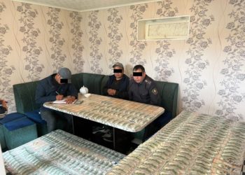 Баткен районунун тургуну өзгөчө ири өлчөмдө пара берип жаткан жеринен кармалды