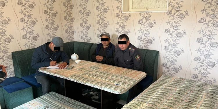 Баткен районунун тургуну өзгөчө ири өлчөмдө пара берип жаткан жеринен кармалды