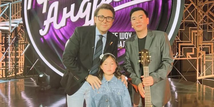 «Жакшы тосуп алышты». Кыргызстандык Азамат Сабырбеков менен 8 жаштагы кызы «Привет, Андрей!» берүүсүнө тартылып келишти