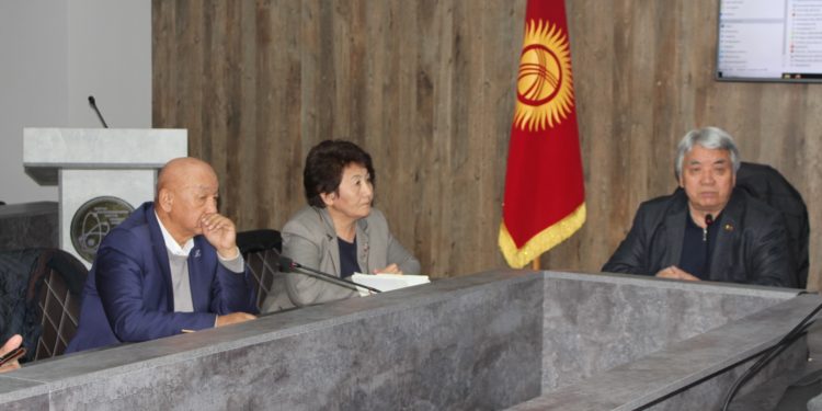 Илимдер академиясында «Айтуучулук өнөрдүн күнгөй-тескейи» деген кеңеш өттү