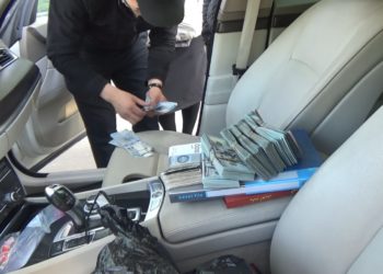 УКМКнын кызматкерлерине пачкалаган доллар берип жаткандар кармалды