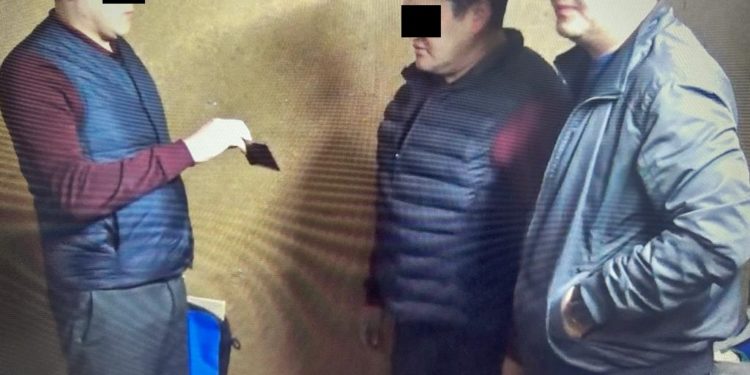 Бишкекте судья 2 миң доллар пара талап кылууга шектелип кармалды