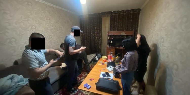 Жалал-Абадда кыздарды сойкулук менен алектенүүгө мажбурлап келген шектүү блогер кармалды