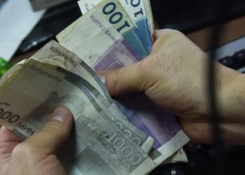 Депутат: «Бала бакчага коопсуздук, тазалык үчүн акча бөлүнбөсө, министр акча чогултууну кантип токтотот?»