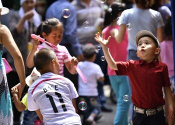 Депутат 1-июндагы жумуш күндү ата-энелер үчүн кыскартууну сунуштады