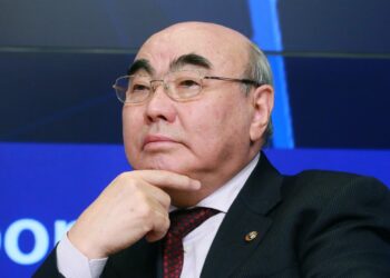 Айрым студенттер Акаевдин лекция окушуна каршылыгын билдиришти