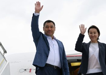 Садыр Жапаров жубайы менен Кытайга жөнөп кетти. Делегацияда дагы кимдер бар?