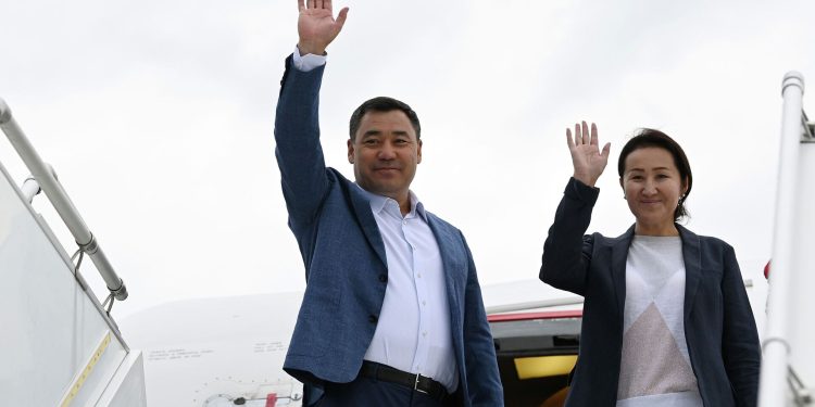 Садыр Жапаров жубайы менен Кытайга жөнөп кетти. Делегацияда дагы кимдер бар?