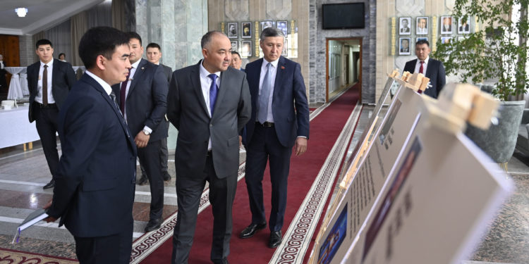 Шакиев Конституциянын кабыл алынгандыгынын 30 жылдыгына карата өткөрүлгөн иш-чарага катышты