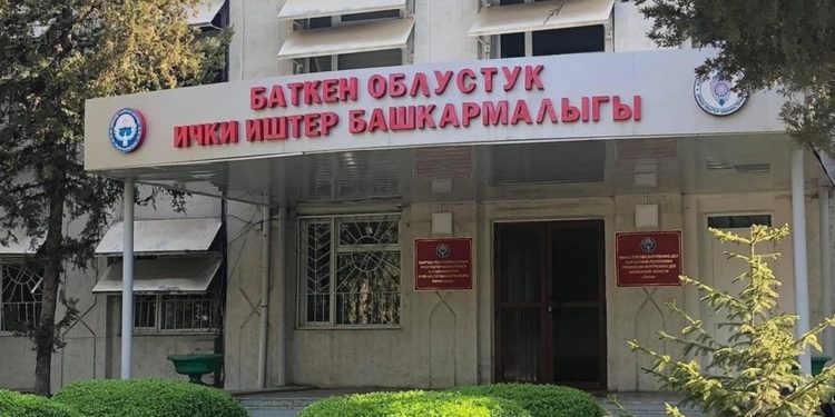 Баткенде үй тинтүү учурунда каршылык башталып, 2 милиция кызматкери сабалды