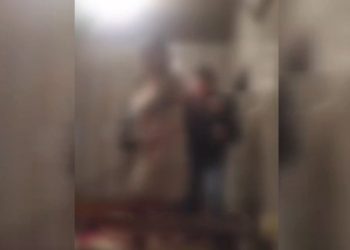 Өзбекстанда аял күйөөсүнүн ойношун сабап, жылаңачтап тартып, видеону таратып салган