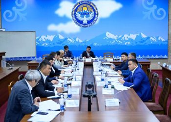 Депутаттар жалган маалымат тараткан ЖМКлардын жоопкерчилигин күчөтүүнү айтышты