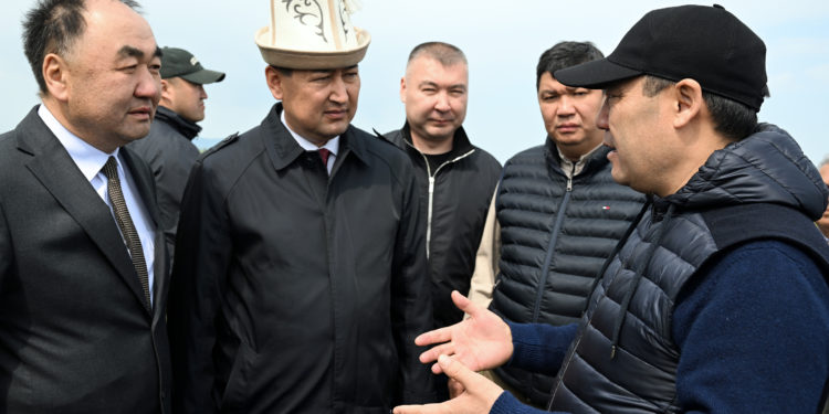 Садыр Жапаров Ош жана Жалал-Абад шаарларында жаңы аэропортторду куруу долбоорлору менен таанышты