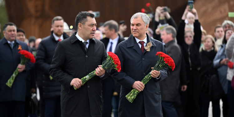 Садыр Жапаров Советтик жоокердин Ржев мемориалы эстелигине гүлчамбар койду