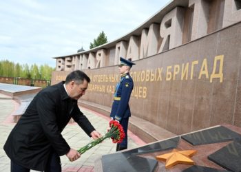 Жапаров Орусияда Улуу Ата Мекендик согушта курман болгон кыргызстандык жоокерлерге арналган мемориалды ачты