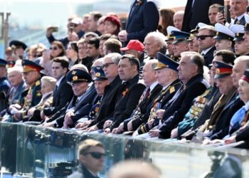 Москвада Садыр Жапаров катышкан аскердик параддан сүрөттөр