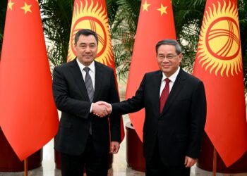 Президент Садыр Жапаров Кытай Мамлекеттик кеңешинин премьери Ли Цян менен жолугушту