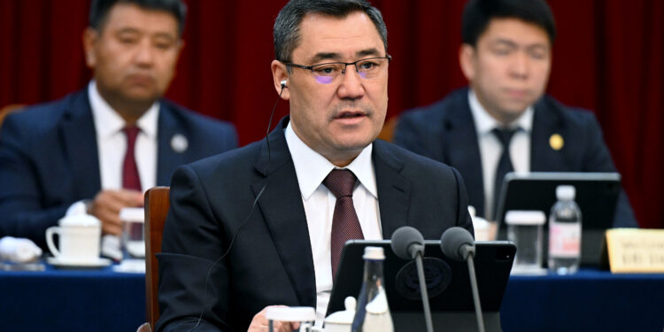 Садыр Жапаров: «Түштүк Кореядан Кыргызстанга Циндао порту аркылуу жүк 3-4 айга чейин кечигип жаткан учурлар бар»