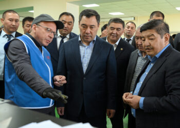 Садыр Жапаров «Кыргызиндустрияга» барды. Иш менен таанышууда Ташиев да болду