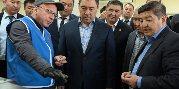 Садыр Жапаров «Кыргызиндустрияга» барды. Иш менен таанышууда Ташиев да болду