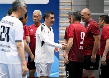 Бишкекте Садыр Жапаров баштаган футболдук турнирден сүрөттөр