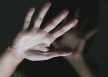 Ысык-Көлдө ооруканада көз жумган 44 жаштагы аял. Соттон жолдошунун бошотулушу боюнча үн катышты