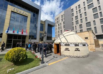 ТүркПАнын башкы кеңсесине боз үй тигилди