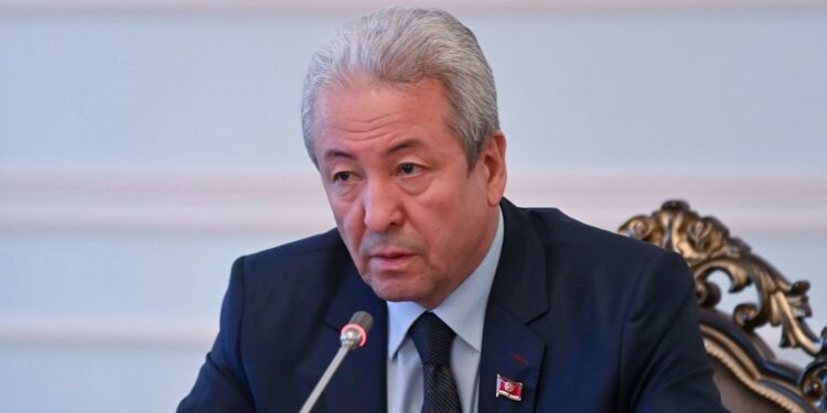 Адахан Мадумаров: «Садыр Жапаровдун атасы каза болгондо, топурак салган кишимин»