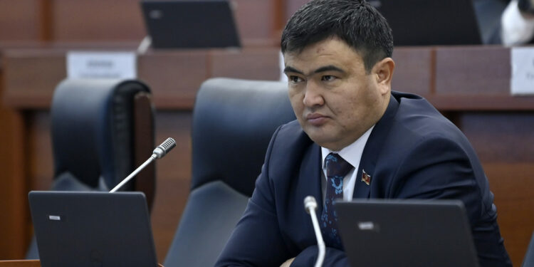 Депутат министрге: «Сузактагы окуучу кыздын чөгөлөп кечирим сураганына көз карашыңыз кандай?»