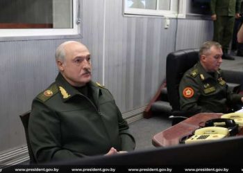 Лукашенко ооруп жатканы тууралуу маалымат тарагандан кийин биринчи жолу эл алдына чыкты