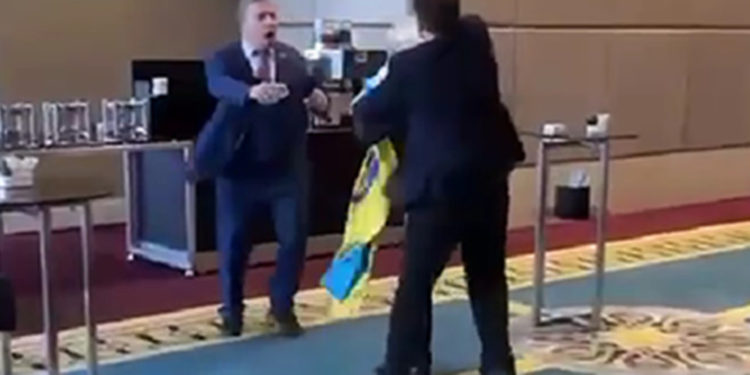 Анкарада Орусия менен Украинанын делегация мүчөлөрү мушташты (видео)