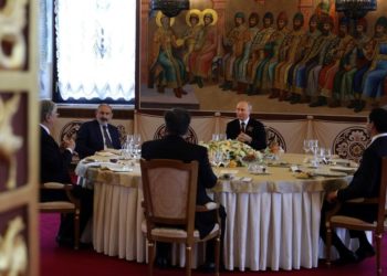 Путин параддан кийин 5 лидерди дасторконго чакырган. Ага эмне үчүн Садыр Жапаров катышкан жок?