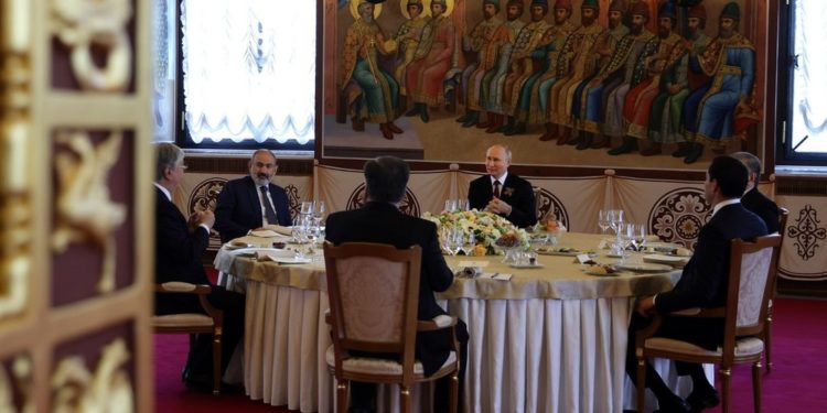 Путин параддан кийин 5 лидерди дасторконго чакырган. Ага эмне үчүн Садыр Жапаров катышкан жок?