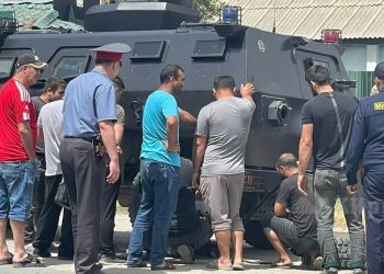 Дмитриевкадагы атышууда брондолгон унаанын дөңгөлөгү жарылган. Тургундар алмаштырууга жардам беришти