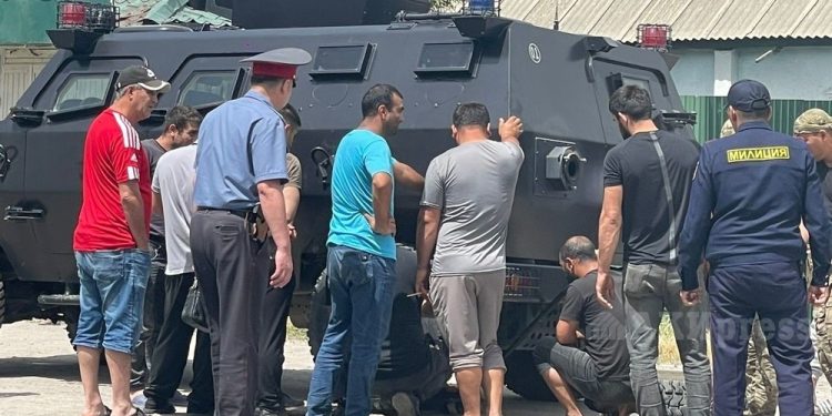 Дмитриевкадагы атышууда брондолгон унаанын дөңгөлөгү жарылган. Тургундар алмаштырууга жардам беришти