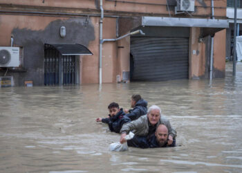 «Жер көчкү жүрө баштады». Италиядагы суу ташкындан 13 адам каза болду