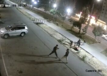 Бишкекте милиция кызматкерин ур-токмокко алып жаткан учурдагы видео тарады