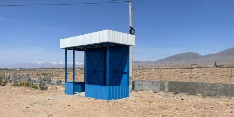 «Дааратканадай аялдама». Садыр Жапаров Тамчыдагы 840 миң сомго курулган аялдама тууралуу үн катты
