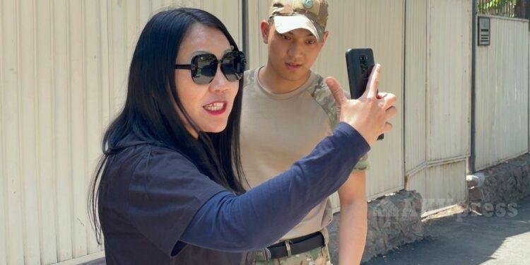 УКМКнын алдына вице-мэрди колдоп барып, уруш чыгарган аялга кылмыш иши козголду