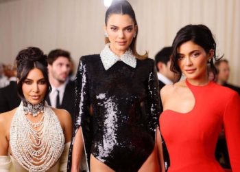 Met Gala: Үч башка түстө кийинген Кардашьян жана эже-сиңди Женнерлер