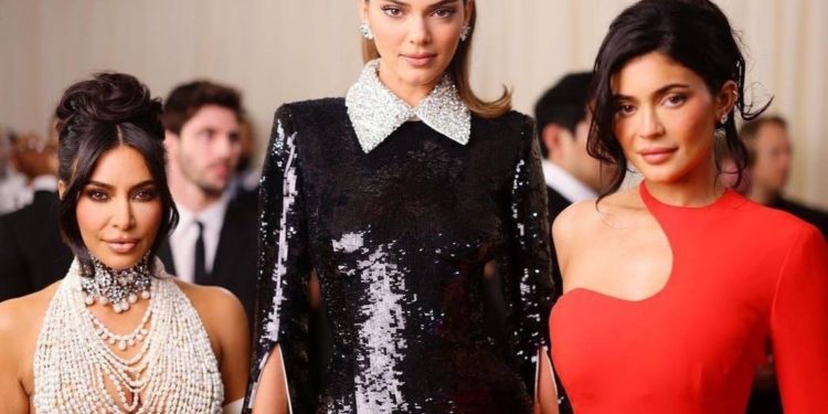 Met Gala: Үч башка түстө кийинген Кардашьян жана эже-сиңди Женнерлер