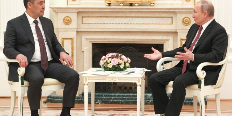 Песков: «Кремль Кыргызстандын президентин күтүп жатат»