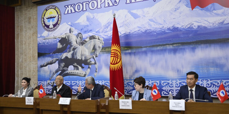 «Бүтүн Кыргызстан» сөз эркиндигинин азыркы абалы тууралуу маселени талкуулады