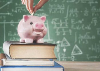 Кыргызстандын мектептеринде акча чогултууга тыюу салынды. Жарлыкка кол коюлду