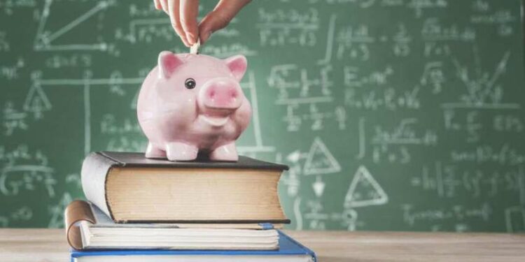 Кыргызстандын мектептеринде акча чогултууга тыюу салынды. Жарлыкка кол коюлду