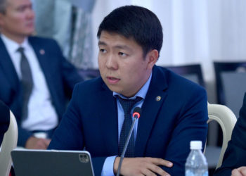 «Биздин ички иштерибизге кийлигишпөөгө чакырабыз». Эрбол Султанбаев «Азаттыктын» айланасындагы кайрылууга реакция кылды