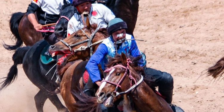 Жалал-Абадда Молдомуса Конгантиевдин элесине арналган көк бөрү боюнча чемпиондук өтүп жатат